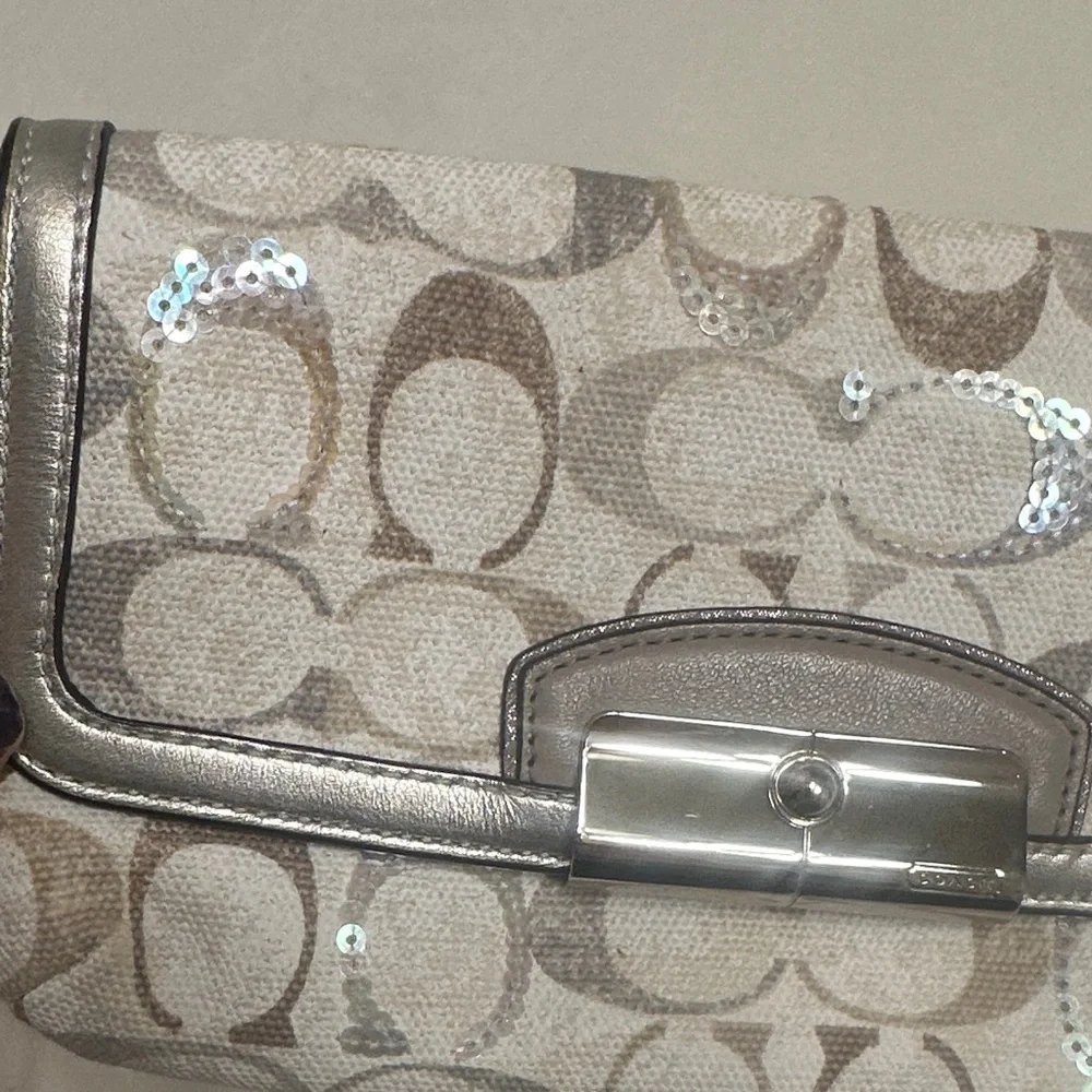Coach wristlet purse. - Picture 3 of 9